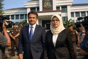 roy suryo dan dr tifa resmi dilimpahkan ke kejaksaan negeri jakarta selatan untuk proses hukum selanjutnya, menandai langkah penting dalam penyelesaian kasus mereka.