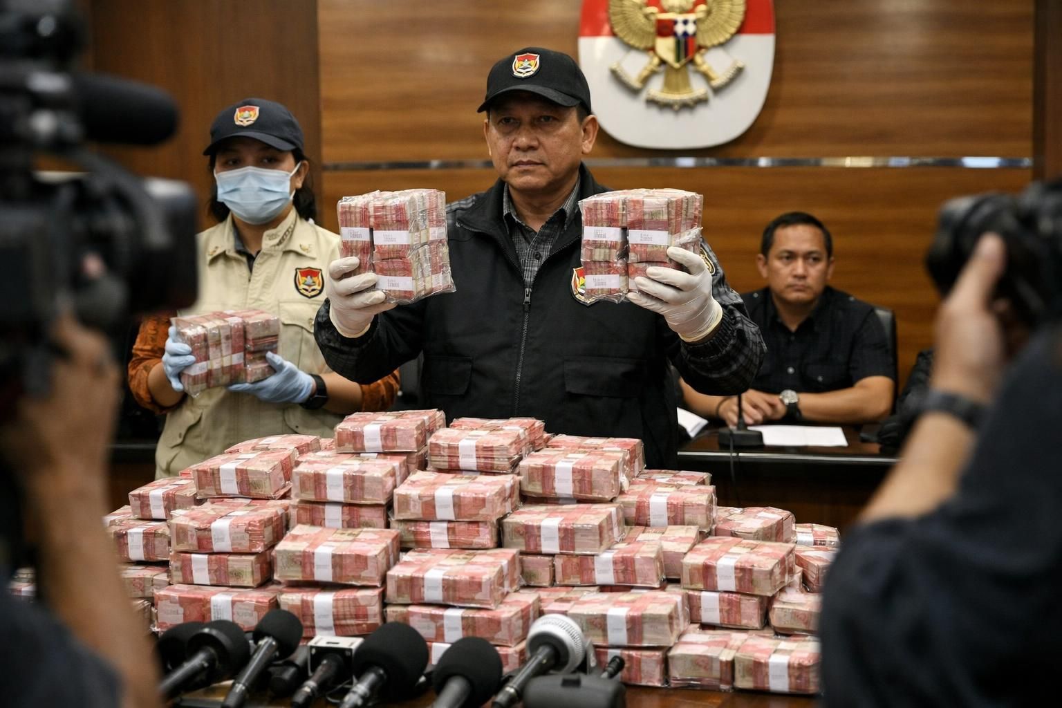 kpk mengamankan rp 2 miliar dalam operasi tangkap tangan terhadap bupati pemalang anom widiyantoro - berita terbaru dari detiknews.