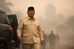 kedatangan prabowo di pekanbaru disambut dengan kabut asap akibat kebakaran hutan dan lahan (karhutla), menimbulkan perhatian publik dan upaya mitigasi lingkungan.