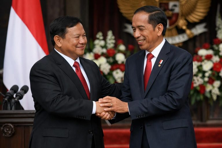 setelah pidato yang mengesankan, prabowo menunjukkan rasa hormat dan memberi salam hangat kepada jokowi, menandai momen persatuan yang penuh makna.