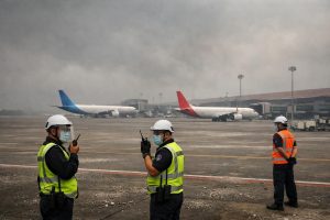 bandara soetta ditutup sementara hingga pukul 13.30 wib akibat erupsi gunung anak krakatau, menyebabkan gangguan penerbangan. ikuti update terbaru di detiknews.